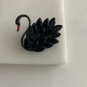 Siyah Kristal Taşlı Kuğu Broş